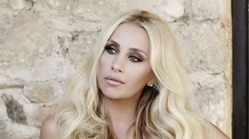 Χαλαρή βόλτα στη Γλυφάδα για τη Γωγώ Μαστροκώστα: Τα εντυπωσιακά κορμιά κόποις κτώνται...