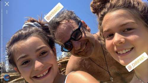 Στην Τήνο ο Κυριάκος Μητσοτάκης: Viral η selfie με κοριτσάκια στην παραλία