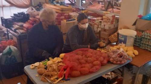 Η Δάφνη Μητσοτάκη ανήμερα τα Θεοφάνεια καθάρισε πατάτες και συσκεύασε τρόφιμα για καλό σκοπό [Εικόνες]