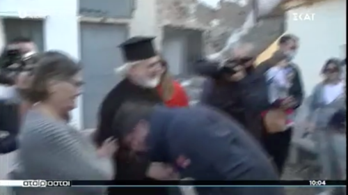 Επαθε... Κουμουτσάκο ο Νίκος Χαρδαλιάς και έσκυψε να φιλήσει το χέρι του παπά χωρίς μάσκα