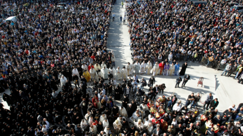 Πατριάρχης Σερβίας: Η κηδεία με τον απίστευτο συνωστισμό που χοροστάτησε πριν &quot;φύγει&quot; από κορονοϊό [Εικόνες - Βίντεο]