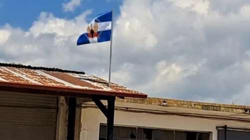 Πρόκληση στη Σπερχειάδα: Υψωσαν σημαία της χούντας σε αγροτικό συνεταιρισμό [εικόνες - βίντεο]