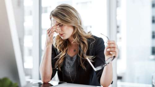 Εμμηνορροϊκή ημικρανία: Όσα πρέπει να γνωρίζουμε εάν παθαίνουμε ημικρανία πριν την περίοδο