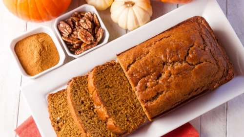 Μια εύκολη συνταγή για ένα υγιεινό κέικ με κολοκύθα, καρύδια και πετιμέζι
