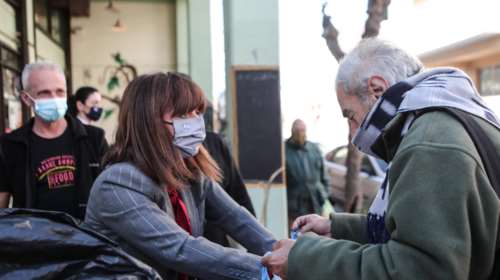 Κίνηση ανθρωπιάς από τη Σακελλαροπούλου: Μοίρασε συσσίτιο σε συνανθρώπους μας [Εικόνες]