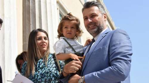 Καλλιάνος για το... απρόοπτο στη Βουλή: Ζητώ συγγνώμη, το δικό μου μωρό έκλαιγε στην ορκωμοσία