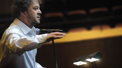 Ο Μιχαήλ Βαρθακούρης στο σπίτι του πατέρα του στην Πάρο - Τα πορτραίτα, η γωνιά με το πιάνο και η κυκλαδίτικη αισθητική