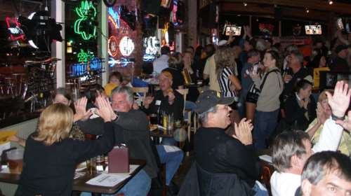 Κορονοϊός: Ένα βήμα πριν το lockdown η Βρετανία- Οι Βρετανοί αντιδρούν στο κλείσιμο των πάμπ