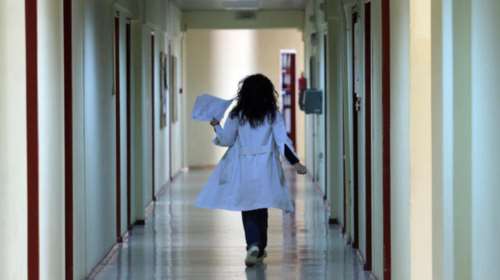 Περιστέρι: Στο νοσοκομείο 14χρονη αφού λιποθύμησε από κατανάλωση αλκοόλ - Δύο συλλήψεις