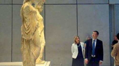 Ο Ντομπρόβσκις πήγε στο Μουσείο και διαφημίζει τις Καρυάτιδες στο twitter