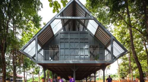 Ταϊλάνδη: Ενα  αντισεισμικό σχολείο που μοιάζει με δενδρόσπιτο!