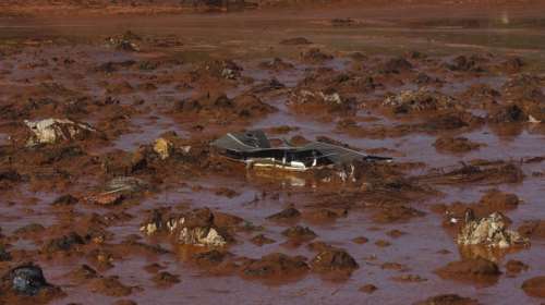 Ποτάμι κόκκινης λάσπης κάλυψε χωριό στη Βραζιλία