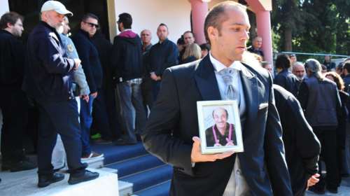 Πλήθος κόσμου στην κηδεία του Κώστα Τσάκωνα