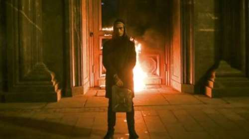 Ένας καλλιτέχνης βάζει φωτιά στην KGB