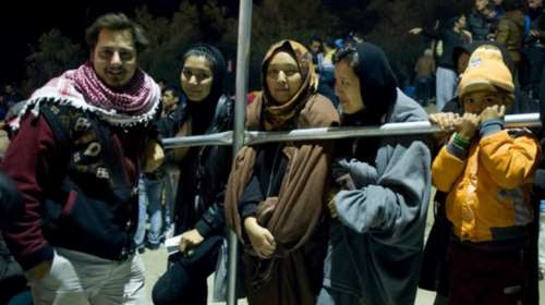 Νεαρός αρχιτέκτονας στη Λέσβο μετατρέπει τις πλαστικές βάρκες σε σκηνές