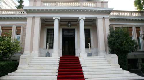 Πυρ κατά Πανούση από την κυβέρνηση, στηρίζει Λάμπρου