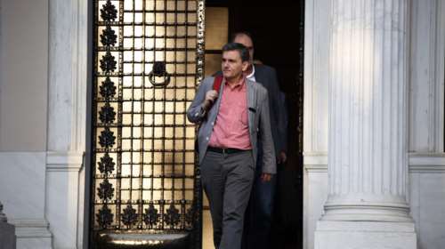 Λύση για τα κόκκινα δάνεια εδώ και τώρα ζητεί η Τρόικα