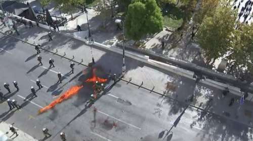 Βροχή μολότοφ και πετροπόλεμος στο Σύνταγμα, δείτε βίντεο