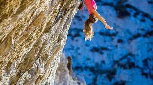 Οι καθηλωτικές εικόνες μιας Αμερικανίδας που κάνει αναρρίχηση στην Κάλυμνο