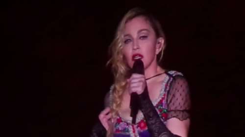 Η Madonna δάκρυσε στη σκηνή για το Παρίσι [Βίντεο]