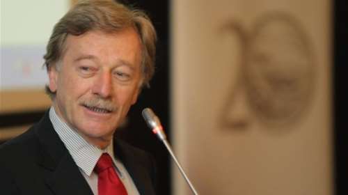 Ιβ Μερς (ΕΚΤ): Η Ελλάδα δυσκολεύεται να εφαρμόσει τη συμφωνία