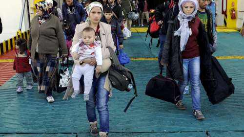 Σχεδόν 5000 πρόσφυγες αποβιβάστηκαν από 3 πλοία σήμερα στον Πειραιά