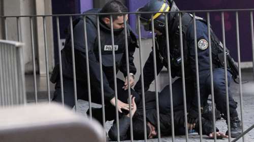 Δεκάδες όπλα σημαδεύουν έναν αθώο στο Σεν Ντενίς