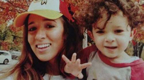 Η Καλομοίρα χαμογελά ξανά μετά τη σπάνια ασθένεια του γιου της