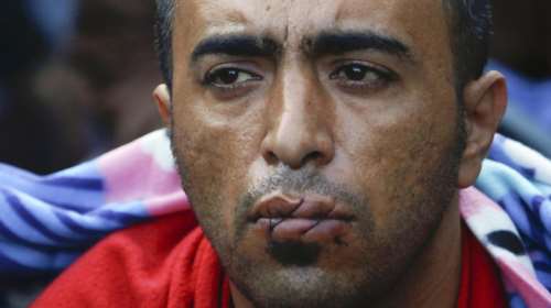 Απόγνωση: Μετανάστες στην Ειδομένη ράβουν τα χείλη τους