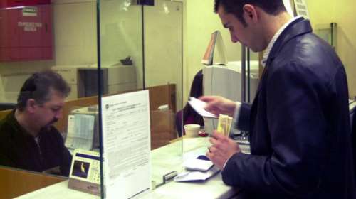 Οι τράπεζες δίνουν μπόνους επιστροφής των χρημάτων «κάτω από το στρώμα»