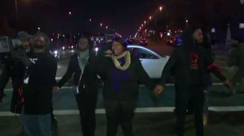 Οργή από το βίντεο με αστυνομικό να πυροβολεί έφηβο στο Σικάγο