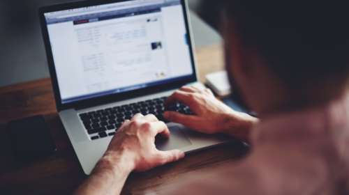 Eκδικητικός εραστής πόσταρε στο FB αισθησιακές φωτογραφίες της ερωμένης του