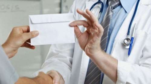 Στα πράσα γυναικόλογος στο Θριάσιο για φακελάκι