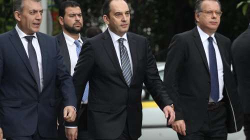 Πλακιωτάκης: Η κυβέρνηση αναζητά σωσίβιο