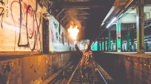 Παίζουν τη ζωή τους κορώνα-γράμματα για μια φωτογραφία