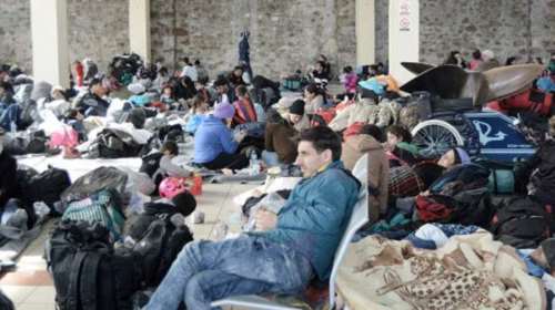 Μαχαιρώματα μεταξύ προσφύγων στον Πειραιά για τη φόρτιση των κινητών