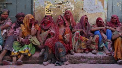 Σήμερα στην Ινδία, οι γυναίκες χτυπούν με ραβδιά τους άνδρες