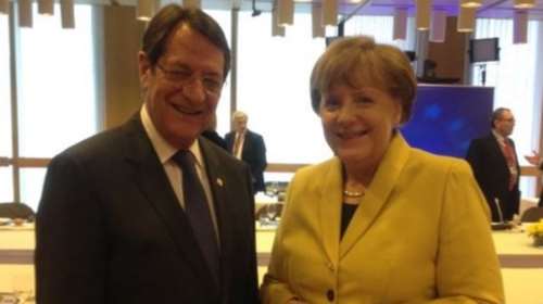 Χαρές Αναστασιάδη-Μέρκελ πριν δουν τον Νταβούτογλου: happy faces;