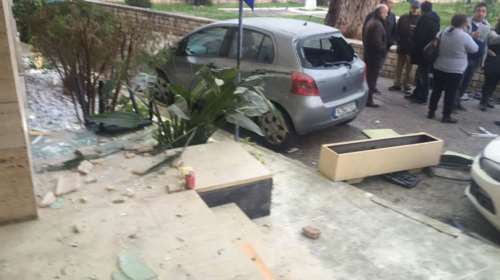 Χούλιγκαν διέλυσαν ξενοδοχείο &amp; αυτοκίνητα στη Λευκάδα Φωτό