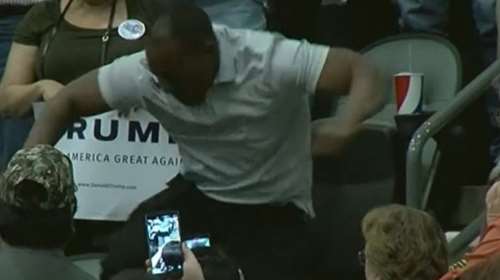 Έγχρωμος οπαδός του Τραμπ ξυλοκόπησε διαδηλωτή video