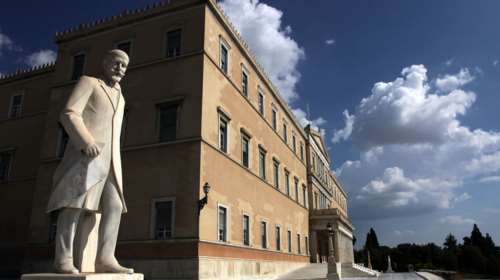 Σύσκεψη Τσίπρα με το βλέμμα στη συζήτηση των αρχηγών