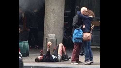 Οι δύο όψεις της ίδιας τραγωδίας: Η εικόνα έξω από το μετρό που συγκλόνισε