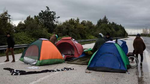 Έκλεισαν την ΠΑΘΕ με αντίσκηνα στο Πολύκαστρο