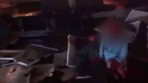 Κοριτσάκι κλαίει πάνω από το πτώμα της μαμάς του στα συντρίμμια