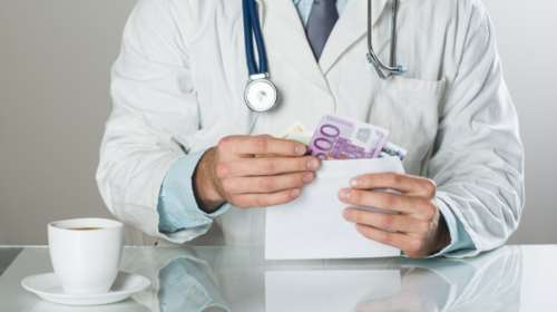 Χειρουργός πιάστηκε με φακελάκι 1000 ευρώ