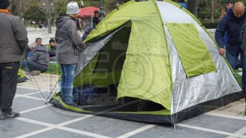 Κατασκήνωσαν στην πλατεία Αριστοτέλους οι πρόσφυγες