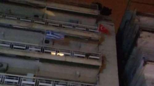 Θεσσαλονικός κρέμασε την Τουρκική σημαία στο μπαλκόνι του