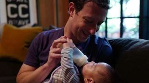 O Mαρκ Ζούκερμπεργκ ταΐζει την κόρη του και ρίχνει το facebook