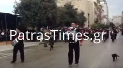 Μαύρη γάτα παρελαύνει στην Πάτρα (video)