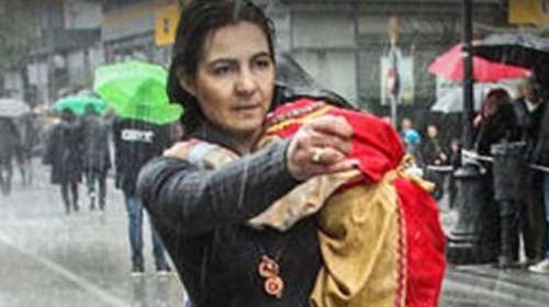 Γυναίκα με το μωρό της παρελαύνουν μόνοι στον Πύργο